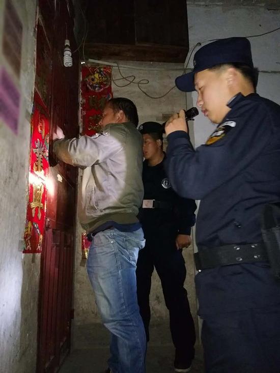 合肥粗心妈妈误将幼女锁家中 民警全城寻开锁师傅开门